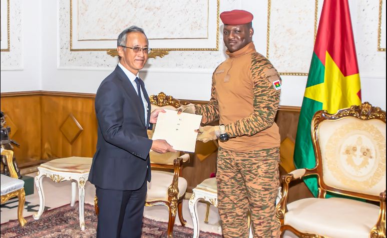 traore_et_ambassadeurs.jpg