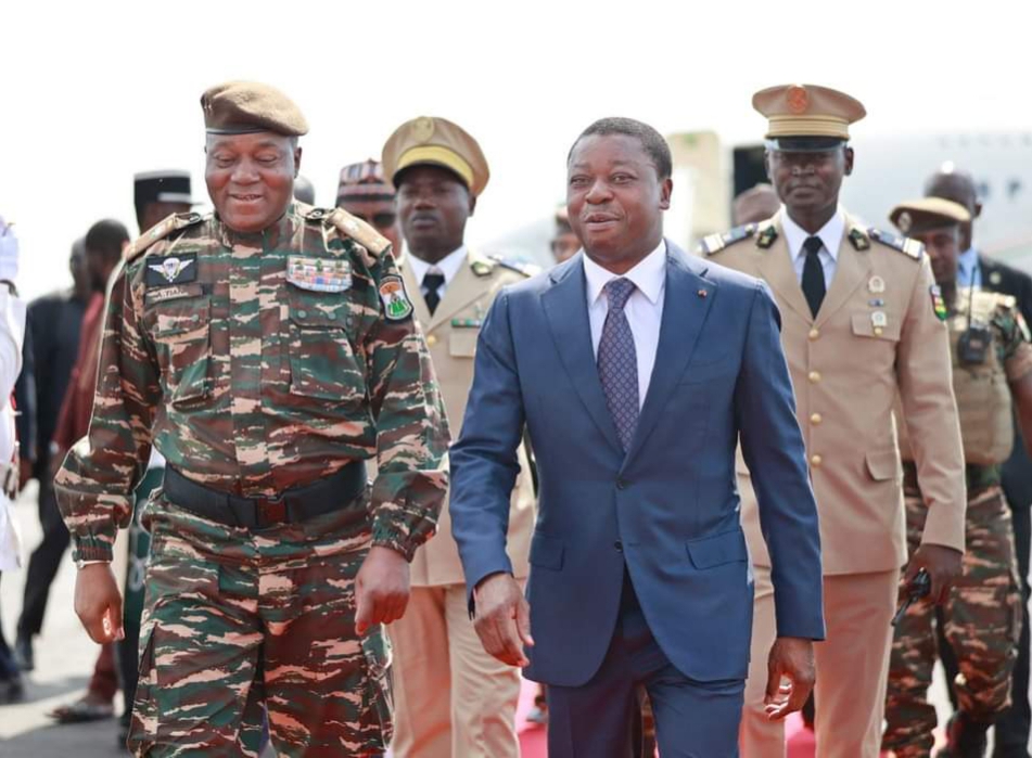 ph.-visite-general-thiani-au-togo-1_1.jpg