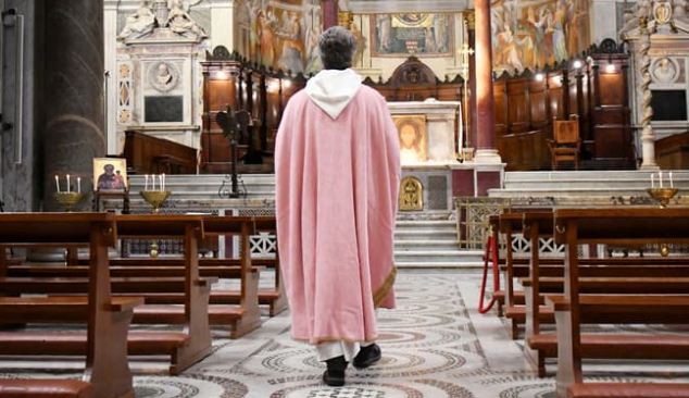 Drame : Un curé victime d&rsquo;une tentative d’empoisonnement à l&rsquo;eau de javel dans le vin de messe