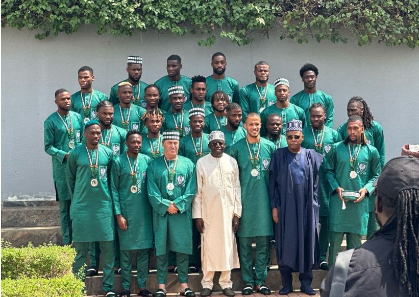 tinubu_et_super_eagles.jpg