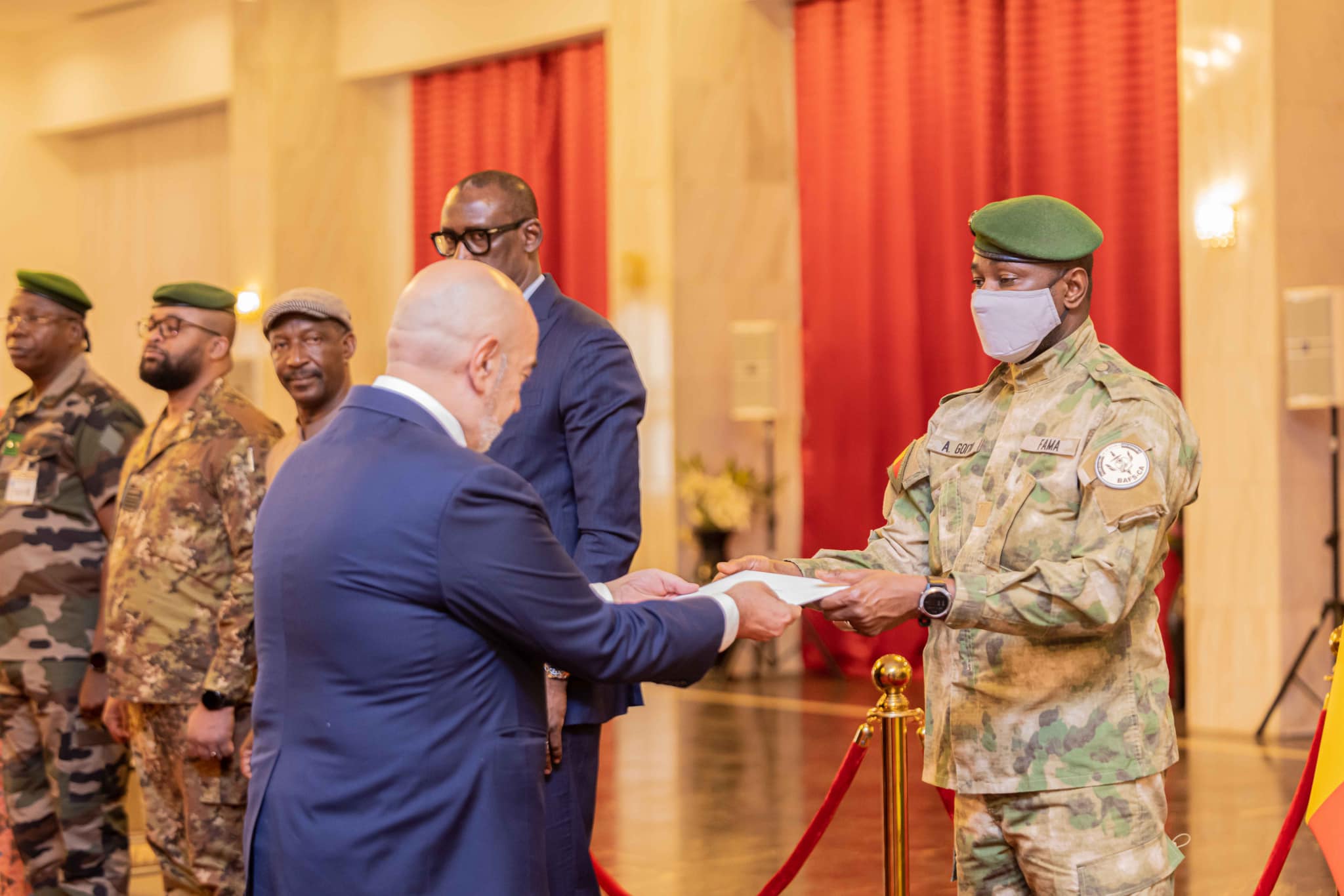 Koulouba : Assimi Goïta reçoit les lettres de créance de cinq nouveaux ambassadeurs
