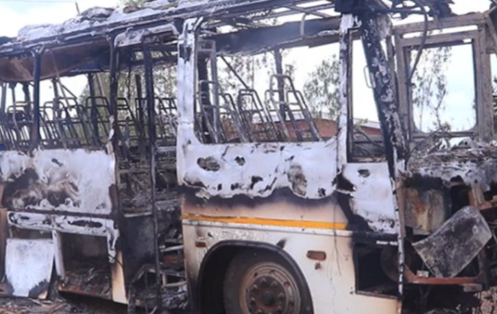 Côte d’Ivoire : Des bus et un véhicule de type 4×4 d’une société minière incendiés par des jeunes
