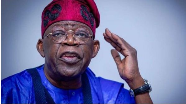 Bola Tinubu : le président nigérian glisse et tombe à la Journée de la Démocratie ce mercredi (vidéo)