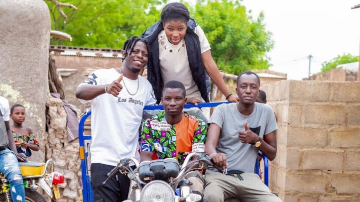 Et le tricycle pour le grand-frère