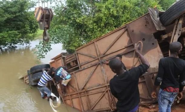 Drame : un car en provenance d&rsquo;Abidjan termine sa course dans une rivière en Guinée, plusieurs victimes enregistrées