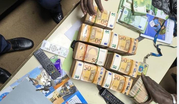 Aéroport de Bamako : 500 000 euros découverts dans un colis, un homme d’affaires interpellé