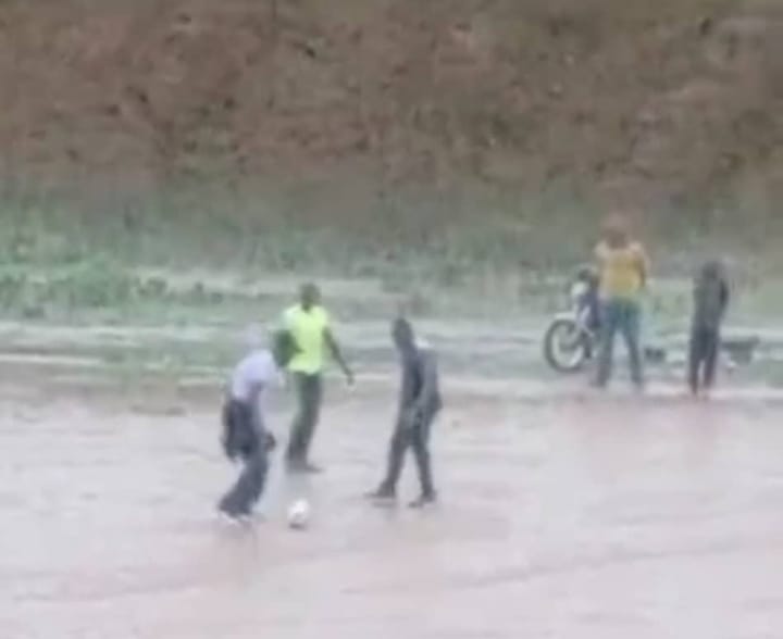 boni_yayi_sous_la_pluie.jpg