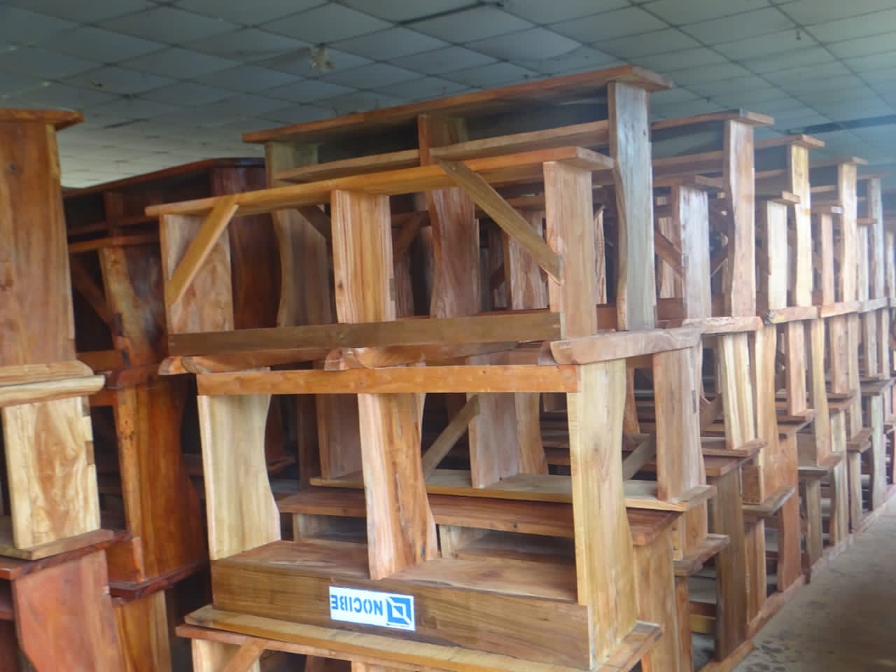 Et des tables et bancs pour soutenir les écoles