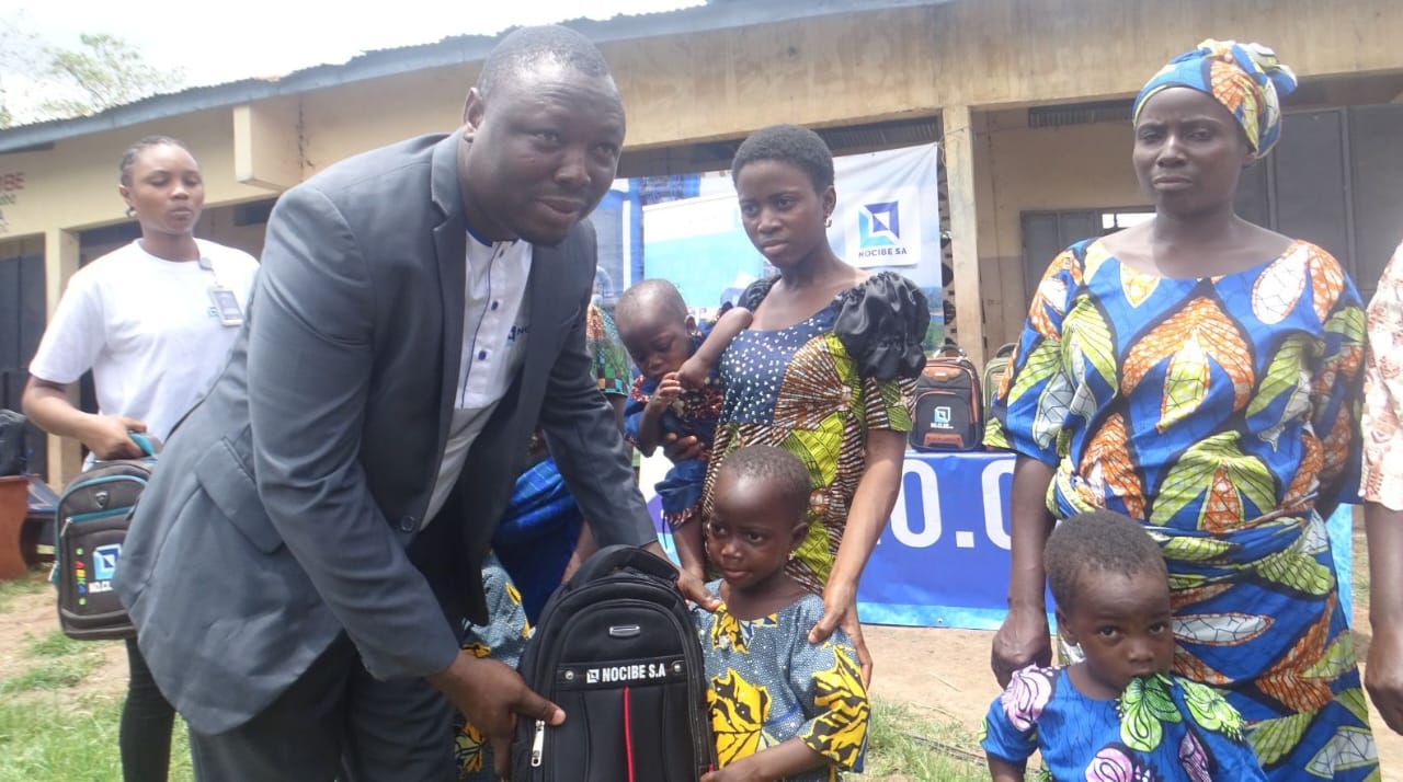 Des kits scolaires distribués pour soulager les parents...