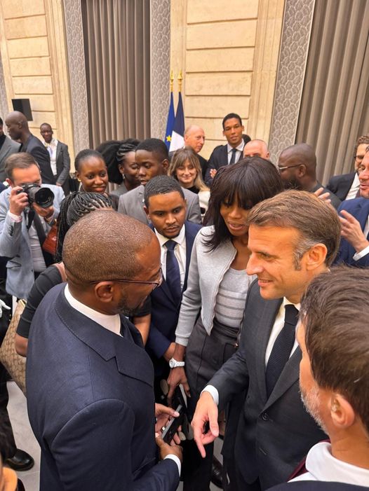 Emmanuel Macron félicitant le Béninois O. M. Fagla Emmanuel Macron félicitant le Béninois O. M. Fagla