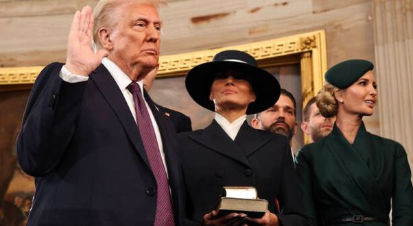 Donald Trump : A 78 ans, le 47è président des Etats-Unis  prête serment sur la Bible au Capitole