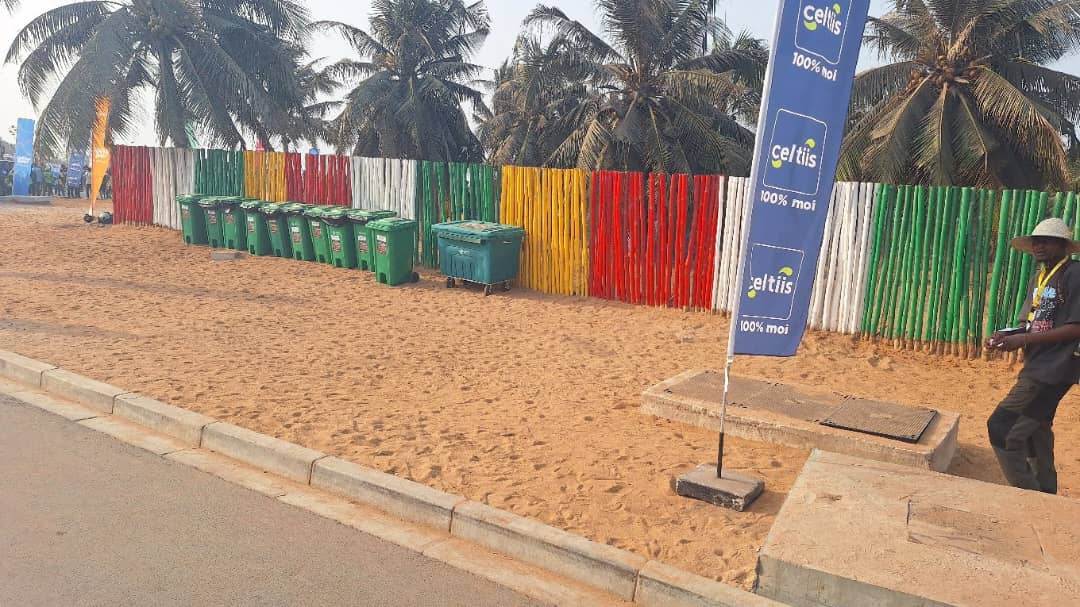 Les poubelles de la SGDS disposées sur le terrain pendant les Vodun days
