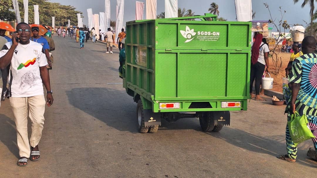 Un des nombreux tricycles de la SGDS en pleine activité lors des Vodun days