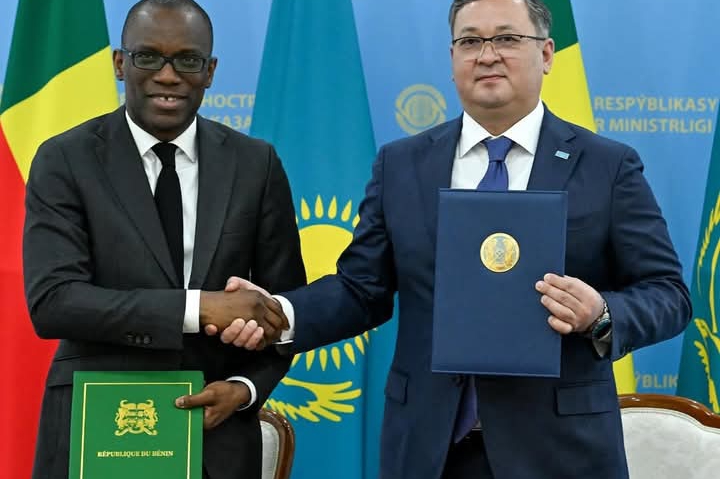 Diplomatie : le ministre Olushegun Bakari s&rsquo;entretient avec son homologue kazakh, Murat Nurtleu