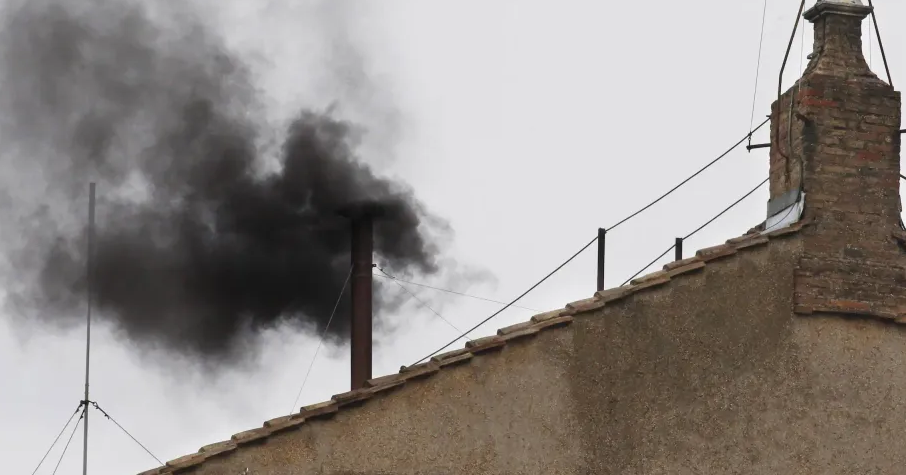 Conclave : fumée noire au Vatican, pas de nouveau Pape