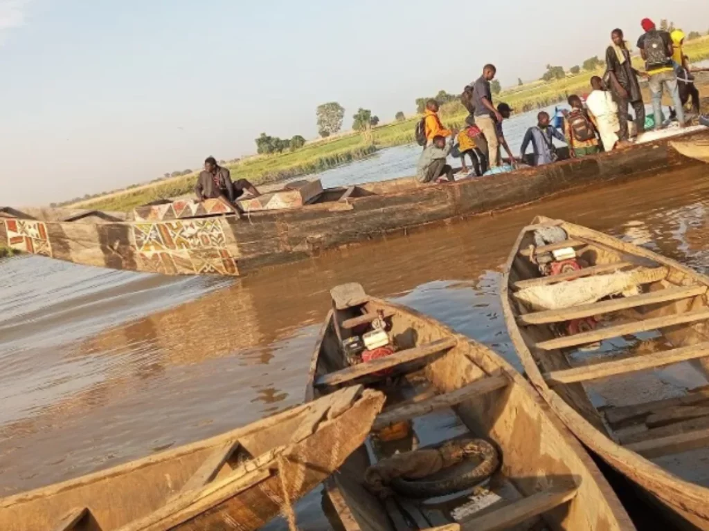 Bénin : un piroguier repêché d’un fleuve avec du chanvre indien à Malanville