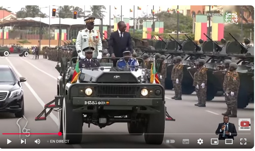 Patrice Talon lors de la revue de troupe dans le commande car en compagnie du général Fructueux Gbaguidi, chef d’Etat major des armées