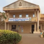 Jugé pour violences conjugales à Abomey-Calavi : un homme fond en larmes après le renvoi de son dossier