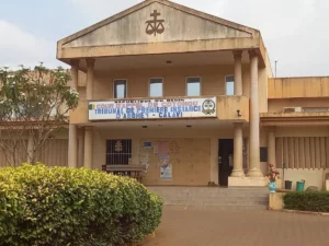 Jugé pour violences conjugales à Abomey-Calavi : un homme fond en larmes après le renvoi de son dossier