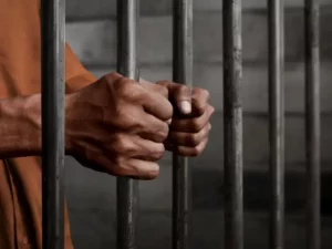Malanville : un policier déposé en prison après l’incendie de son propre commissariat