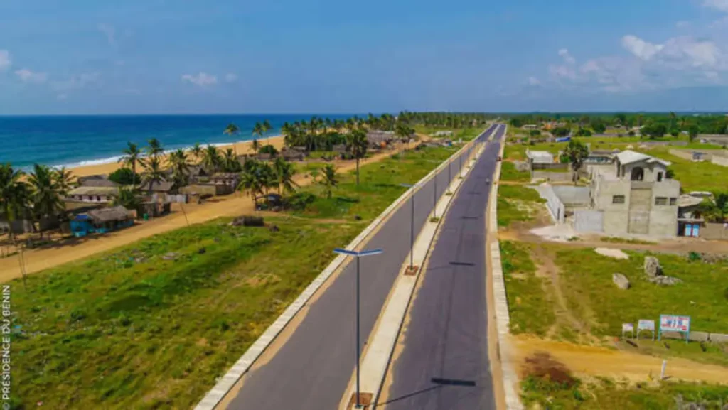 Cotonou : le démantèlement des constructions en matériaux précaires entamé sur la route des pêches