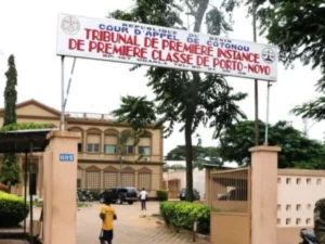 Bénin : un homme déposé en prison pour escroquerie portant sur la vente de billets neufs de banque