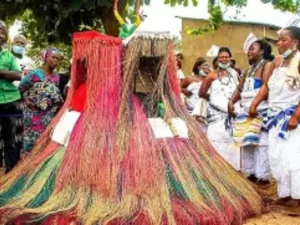 Bénin : les manifestations Egoun-goun, Zangbéto et Abikou interdites à Kpomassè, la raison