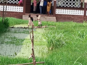 Bénin : le calvaire des élèves et enseignants du CEG Sèkandji en saison des pluies