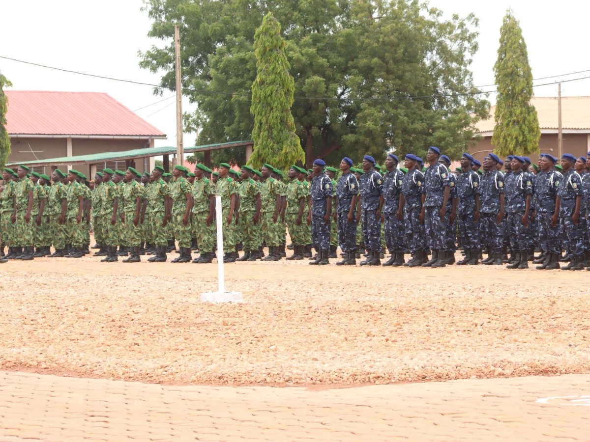Bénin : remise de fourragère à 895 recrues de la police et des Eaux, Forêts et Chasse