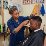 Bénin :  »coiffeuse pour homme », Prudencia Houénon raconte ses défis au quotidien àHouègbo