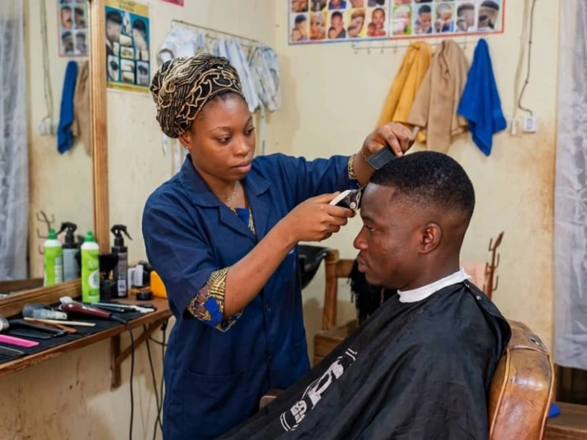 Bénin : « coiffeuse pour homme », Prudencia Houénon raconte ses défis au quotidien à Houègbo