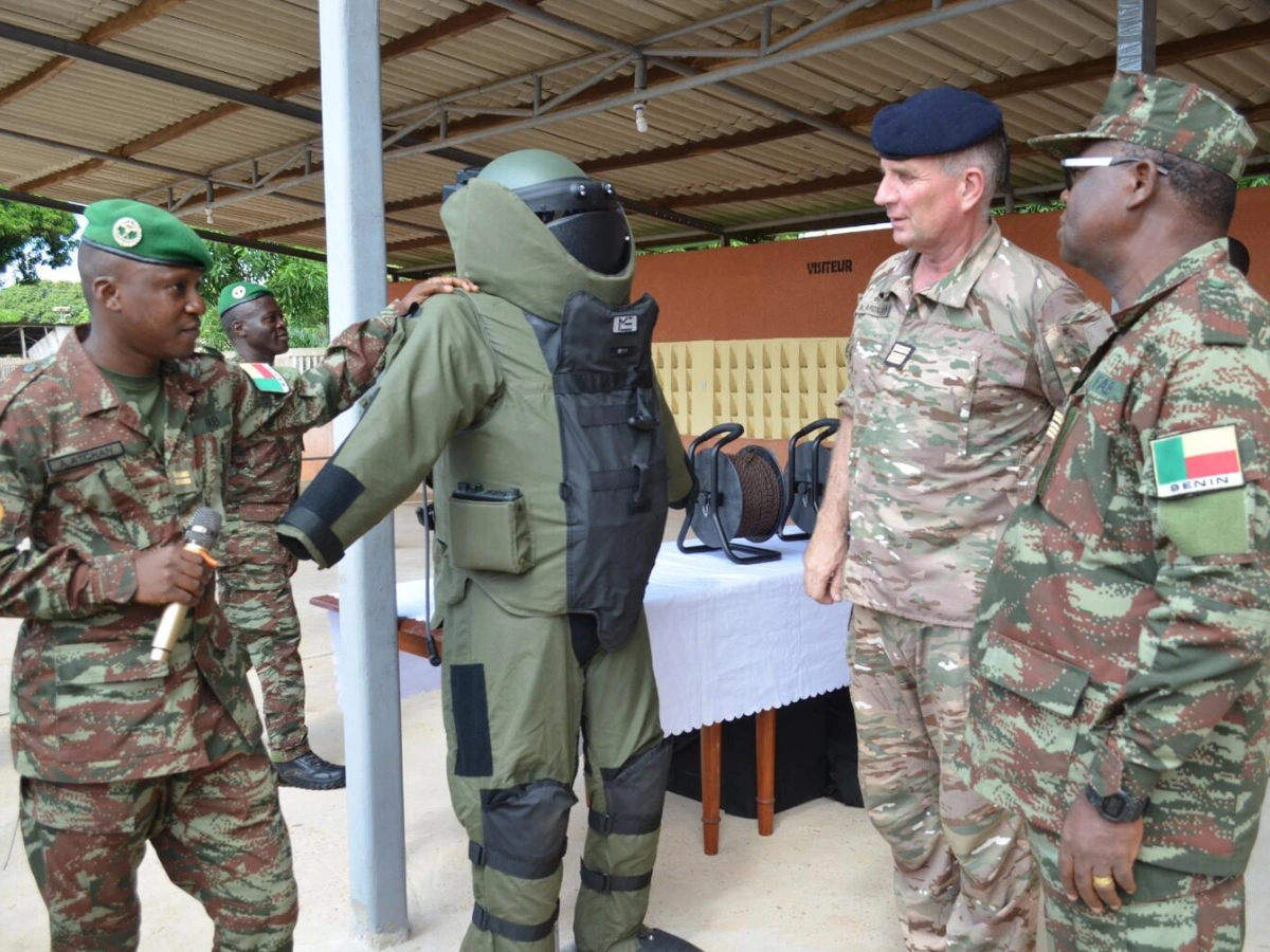 Lutte contre les engins explosifs improvisés : la France fait don d’équipements militaires au Bénin