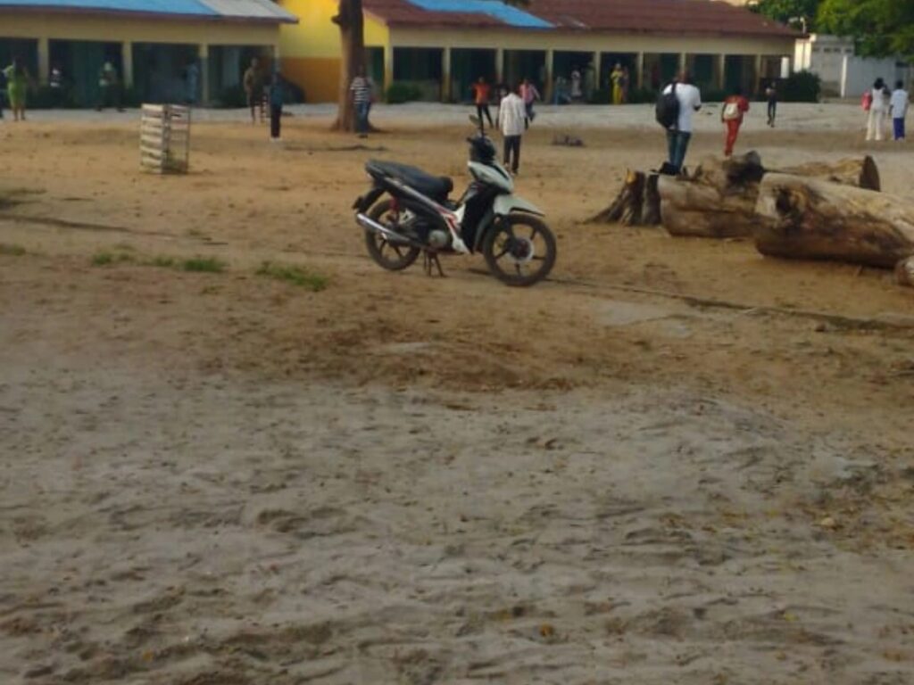 CEP 2026 au Bénin : le portail principal de l’EPP Mènontin gâté et bloqué, les candidats obligés de contourner pour accéder au centre d’examen