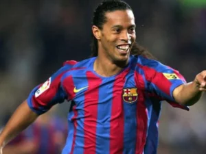 Mercato : l’ancienne star barcelonaise, Ronaldinho signe et veut rejouer