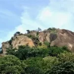 Bénin : un bloc rocheux se détache d’une colline à Dassa-Zoumè