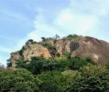 Bénin : un bloc rocheux se détache d’une colline à Dassa-Zoumè