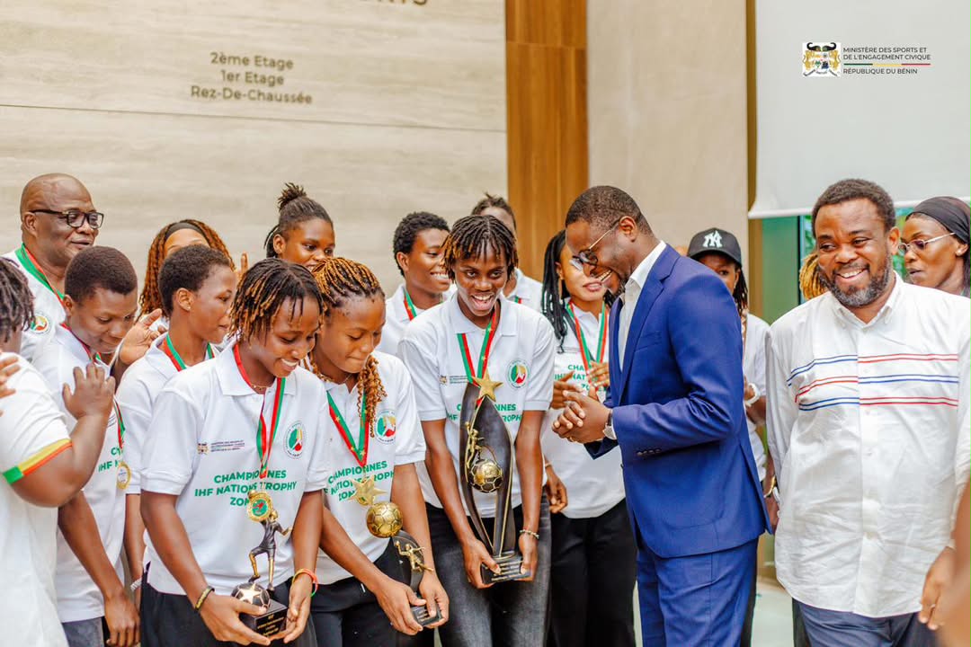 Handball : les Amazones, championnes de l’IHF Trophy, reçues par Benoît Dato