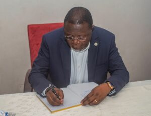 Lancement du livre du père Aguenounon : Parrain de la cérémonie, Victor Adossou apprécie