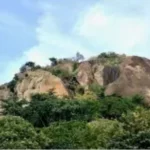 Bénin : un bloc rocheux se détache d’une colline à Dassa-Zoumè