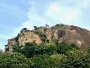 Bénin : un bloc rocheux se détache d’une colline à Dassa-Zoumè