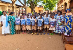 Dr HONDI et l&rsquo;ONG Club Excellence ADECO distribuent des kits scolaires à Abomey-Calavi