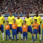 Football : pourquoi les footballeurs entrent-ils sur la pelouse avec les enfants ?