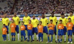 Football : pourquoi les footballeurs entrent-ils sur la pelouse avec les enfants ?