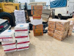 Sèmè-Podji : la douane saisit 21 000 paquets de cigarettes cachés sous des sacs poubelles