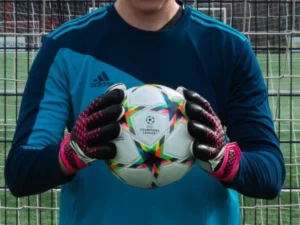 Football : pourquoi les gardiens de but portent-ils toujours des gants ?
