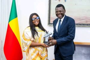 Showbiz : Saara Houansou reçue par Joseph Djogbénou à l’Assemblée nationale